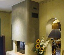 création mur en staff coté salon -installation cheminée en pierre de provence foyer double face  escamotable 