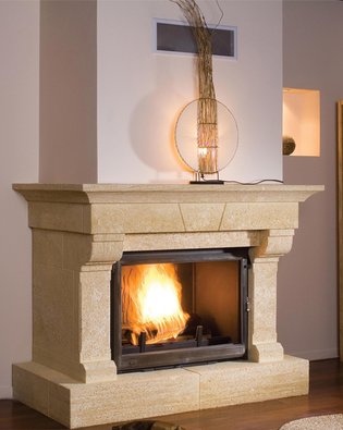 cheminée en pierre du gard lisse tablette mouluree  Foyersuper-9 puissance 13-18kw rendement 70,80% CO 0,19%